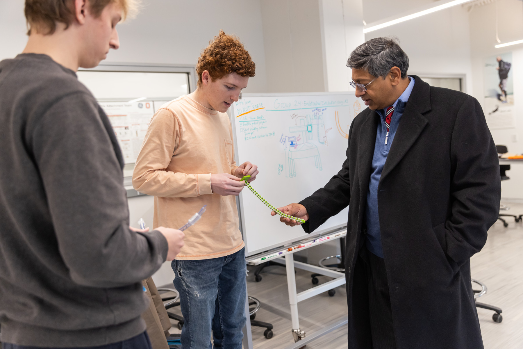 Provost Ravi Bellamkonda visits a lab.